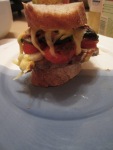 kleiner Burger, Hackfleich,Tomate,Gurke, käse zwischen zwei Baguette scheiben
